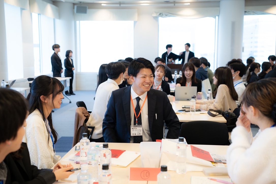 明るい雰囲気で交流する学生と企業の方々